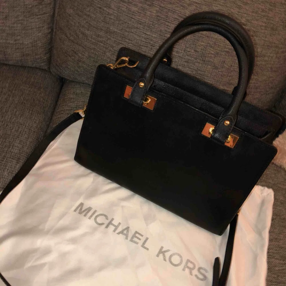 Jag säljer en Michael kors väska som är givetvis ÄKTA. Den köpte på Zalando och den är nu slutsåld. Den användes ett fåtal gånger då den är en mindre storlek. Dustbag medföljer och kvitto. Bud från 2000.. Väskor.