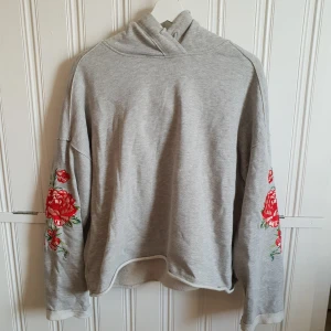  - Snygg oversize hoodie från H&M med vida ärmar och broderier på ärmar och luva. Nästan aldrig använd så den är i superfint skick! 60kr+frakt 