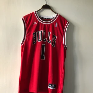  - Adidas Bulls basketlinne. Väl använt och snyggt sliten. Kan hämtas i Uppdala eller skickas mot fraktkostnad 