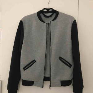  - Tunn grå jacka från Zara. Storlek M