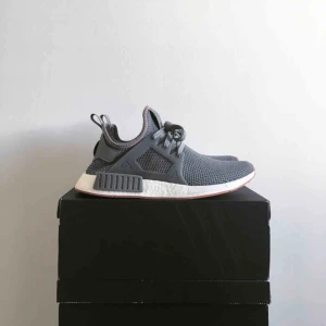  - Äkta, använda en gång. Sjukt snygga skor med röda detaljer. Frakt tillkommer, skickas spårbart.