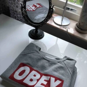  - Collegetröja från OBEY, använd men i väldigt bra skick 💗