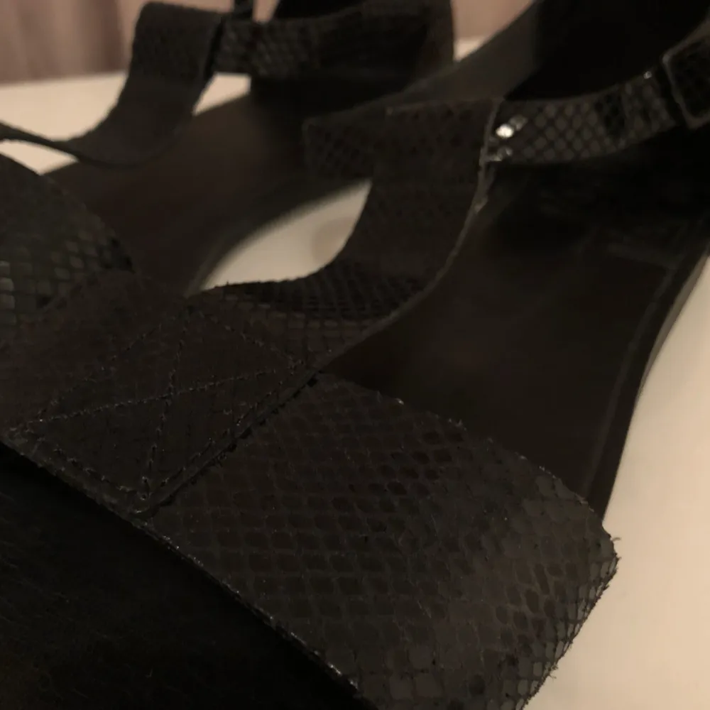 Snygga sandaler med en ”ormskinns”finnish från Vagabond i strl 41, använda fåtal gånger & i nyskick! Riktigt bekväma att gå i! Kan mötas upp i Göteborg annars står köparen för eventuell frakt:-). Skor.