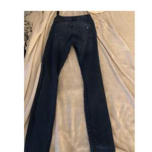 Ett par mörkblåa håliga jeans från hm. Storlek 34 och ett väldigt skönt material och bra kvalité. Använda 1 gång. Normalt pris 249kr. Frakt kan diskuteras:) normalhöjd midja.