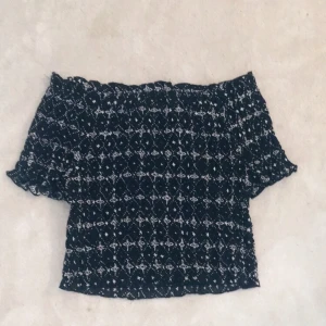  - Svartvit croppad Off shoulder topp! Kolla gärna in mina andra annonser 
