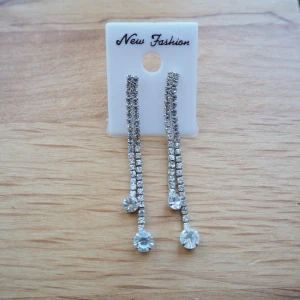 Örhängen - nya örhängen  (material : nickel, rodium)