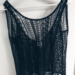  - Svart spetstopp med djup rygg. Stor i storleken, kolla gärna in mina andra annonser