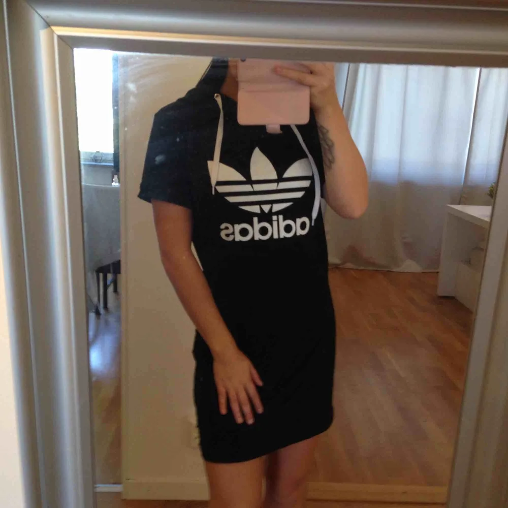 Adidas klänning storlek S. Klänningar.