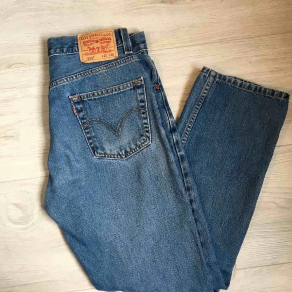 Säljer dessa helt nya, använda bara 1 gång! Har storlek 38/W29 i alla jeans/byxor och dessa satt lite för löst på mig därför säljer jag de .Köpta på Beyond Retro för 3 veckor sen men har ett annat par. Kan skicka fler bilder om det önskas. . Jeans & Byxor.