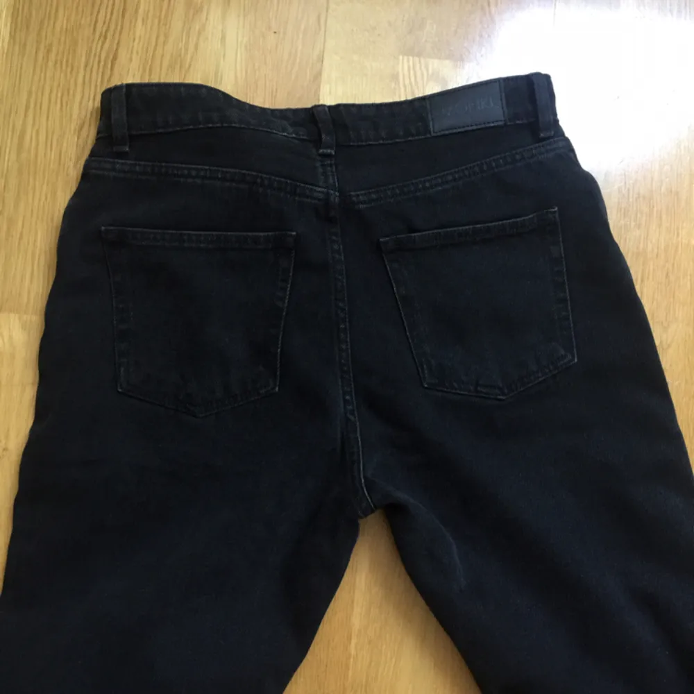 Monki Kimomo jeans (high relaxed)  Stl 30. Säljer dessa pga de är lite för små för mig. De är i nyskick och knappt använda. . Jeans & Byxor.