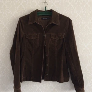  - 🍂Världens bästa manchesterjacka🍂 • Prêt á Porter  • Storlek 40, passar även 38 • 98% bomull, 2% elastan  • Köpt 2hand, väldigt fint skick! Någon liten ynklig fläck kan finnas. Legat nerpackad en längre tid så tvätt rekommenderas. • FRAKT: 58kr spårbart 