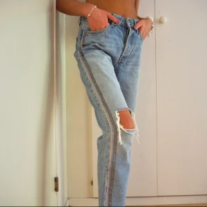  - Sjukt snygga jeans från Zara med rak passform. De sitter inte särskilt snyggt på mig då dom är för stora. Riktigt snygga detaljer på sidan utav benen samt hål på knäna. Aldrig använda på grund utav fel storlek. De sitter mer som 38 än 36!