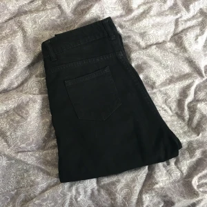 - Säljes då de är för stora för mig i midjan. Väldigt fina mom jeans från Boohoo.  Vid frakt är det köparen som står för frakten.