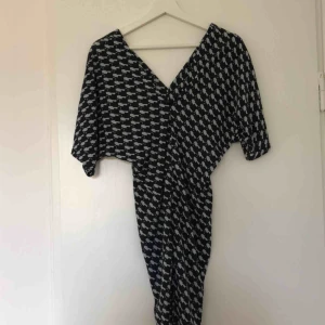  - Svartvit retro klänning från Benetton. sitter löst vid axlarna och tajt längre ner. Lite nopprig på baksidan men ändå i fint skick. Kan mötas upp i Stockholm eller så betalar köparen frakt🌹
