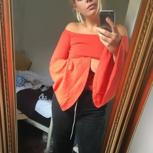  - Orange topp med vida armar! Sparsamt använd och i gott skick!