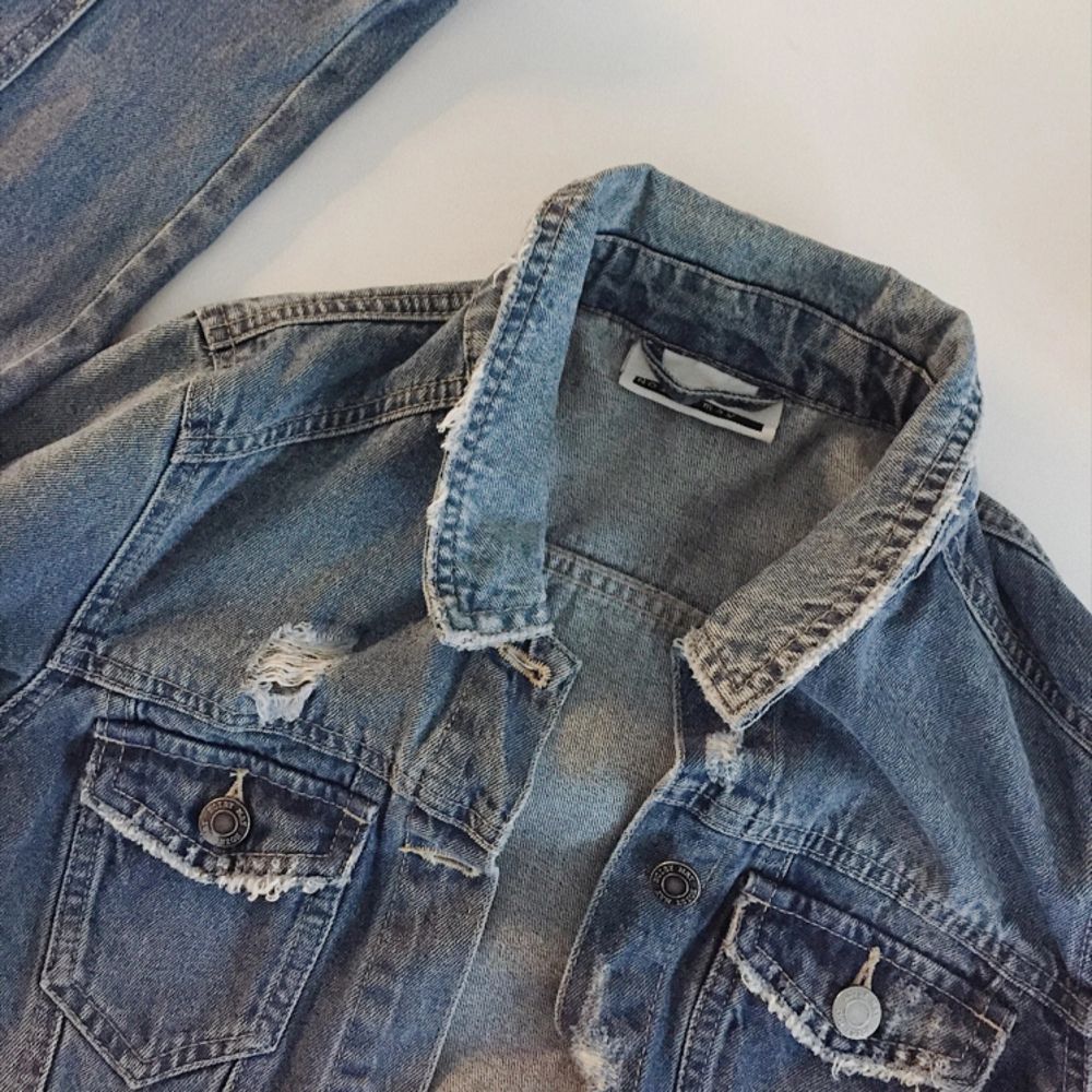 Cool jeansjacka med lite slitningar från Noisy May 🦕 / STORLEK: S / SKICK: Som ny, använd 2-3 gånger / Skriv gärna vid övriga frågor!. Jackor.