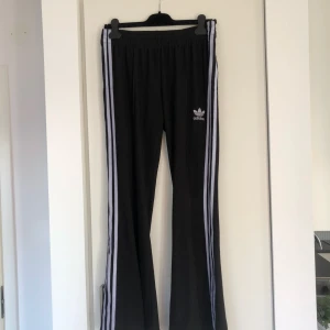  - Utsvänga byxor från Adidas Orginal. Inköpta på adidas egen hemsida. Frakt 54 kr