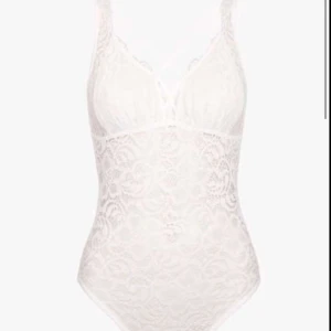  - Vit spetsbody från Cubus, nypris: 250kr mitt pris: 80, endast testad, frakt tillkommer