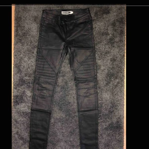  - Skinnimiterade byxor med skitsnygga detaljer vid knäna. Knappt använda, som nya! 