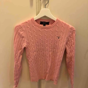  - Rosa kabelstickad tröja från GANT. Använd ett fåtal gånger. 250kr+ köparen står för frakten.