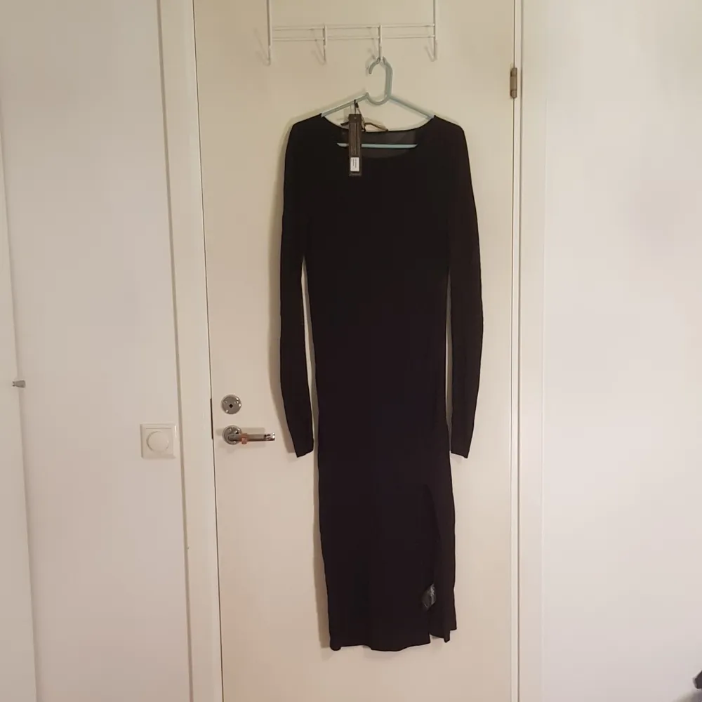 Supertrash svart klänning med mesh insert i rygg och armar med hög slits. Googla supertrash darling så kan ni se hur den ser ut på. Den är tight. Superläcker för utekvällar. Oanvänd med lappen kvar. . Klänningar.