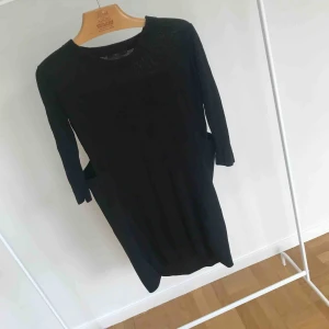  - Svart cool klänning från COS 🖤 använd men i fint skick! Storleken är XS, men jag som är en 36/38 kan också ha den fint! 