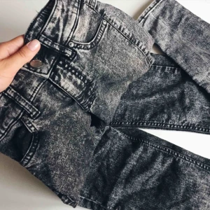  - Gråspräckliga jeans, fint skick. Passar mig som är 175 cm lång bra. Säljes för att jag inte använder den. Köparen står för eventuell frakt. Kan även tänka mig att byta🦋