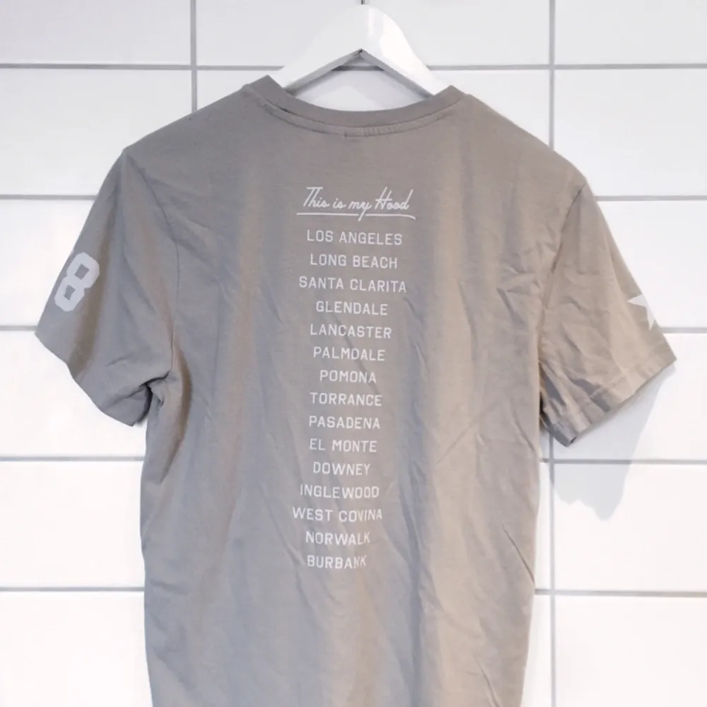 Beige t-shirt från H&Ms herravdelning med tryck fram och bak, oanvänd. Frakt kostar 15kr🍂. T-shirts.