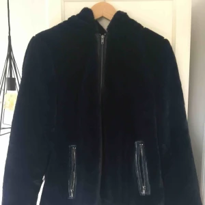  - I bra skick! Den är i storlek 36 men funkar som 38 också! Marinblå, varm och skön, perfekt till både höst och vinter. Köpt för 800.