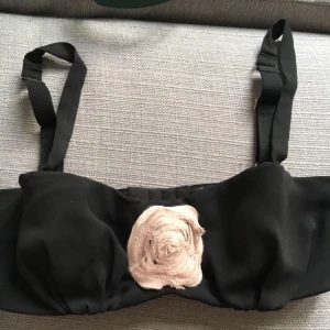  - Bh med matchande trosa från Sonia Rykel by H&M. Bh strl 75B, 50kr Trosa strl 36/38, 20kr Båda är oanvända, i nyskick!  Rosen på trosorna sitter på baksidan.  Kan köpas separat eller tillsammans, hämtas i Sollentuna, T-Centralen eller skickas mot frakt.