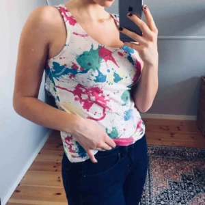  - Coolt linne med ”färgstänk” i bra skick💗 frakt 20kr