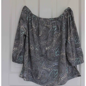  - Jätte fin off shoulder blus ifrån BikBok. En ljusblå basfärg, se bild 3. Frakt tillkommer! 