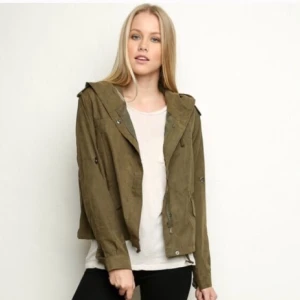  - Brandy Melville jacka, väldigt sval och skön (köpt för ca 350kr)