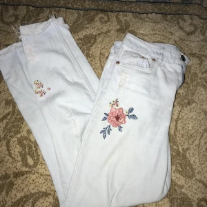  - ganska tunna hög midjade jeans med lite detaljer