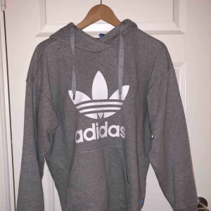  - Adidashoodie för 400kr (nypris 799kr). Säljes pågrund av att den inte kommer till användning och är i mycket bra skick! Frakt tillkommer och tar betalning via swish!