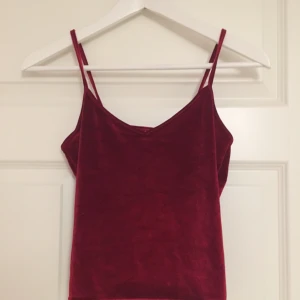  - Superfint rött linne, är en storlek M men skulle snarare säga att det är en S