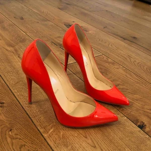  -  Hristian Louboutin. Använda ca 2-3 gånger max. Storlek 37,5.