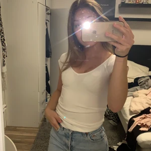 T-shirt  - Säljer denna superfina T-shirt från bikbok, aldrig använd! Prislapp sitter fortfarande kvar!🤍🤍🤍