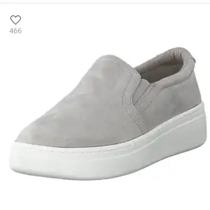 Säljer ett par grå slip on skor, använda❤️❤️❤️ 