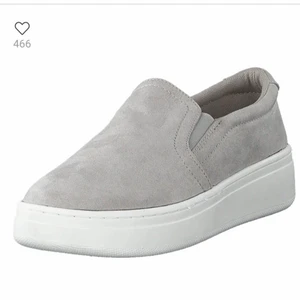 Grå slip on skor - Säljer ett par grå slip on skor, använda❤️❤️❤️ 