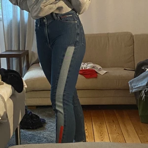 Tommy Hilfiger Jeans - Säljer dessa då jag inte använder längre! Köpta för lönge sen så de finns ej kvar i butik. Jätte sköna jeans! Säljer för 300kr