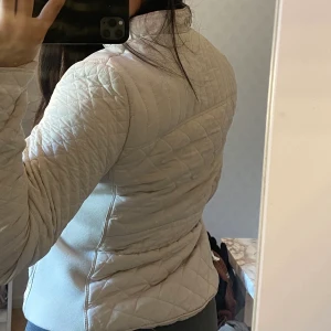 Zara jacka  - Zara jacka storlek M. Sitter väldigt fint på passar perfekt till hösten buda vid intresse