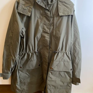Parkas militärgrön - NYSKICK! Aldrig använd. Storlek S men är mer som en Medium då den är oversize.