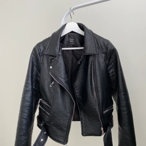 SKINNJACKA från ZARA storlek XS - SKINNJACKA från ZARA storlek XS.                 Jackan är i nyskick, felfri! Perfekt för hösten! Skickar fler bilder vid intresse! 