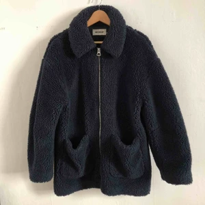 - Marinblå luddig jacka från Weekday, använd. Köparen står för frakten, 96 kr.