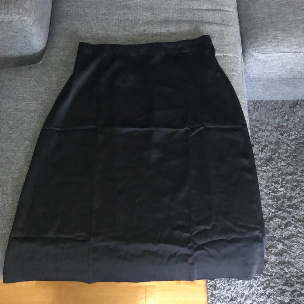 En kjol från Lager157. Aldrig använd! Storlek L. Nypris - 150kr säljer för 80kr . Kjolar.