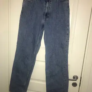Köpte dessa jeans en storlek för liten och har därför knappt använd dom. Diskuterar gärna om prisen i privat chat (högre eller mindre). Skriv mig privat med frågor ifall intresserad plus bjuda pris i kommentarerna. Köparen står för frakt (tror det är ungefär 70kr). ❤️❤️✨
