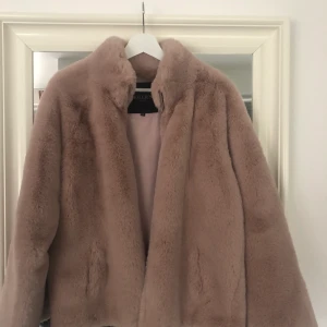 Hollies jacka  - Aldrig använd, orginal pris 1400! Inte äkta päls, jätte mjukt material. Priset kan diskuteras