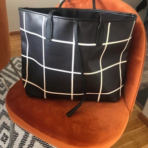 Väska - Stor väska. Finns visa små skavanker. Dock inget som syns direkt.