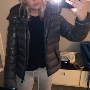 Moncler jacka grå - Säljer min gråa dunjacka från Moncler, köpt från MyTheresa för två år sedan, lagom använd, inga slitningar. Köpt för ca 7500kr. Pris kan diskuteras